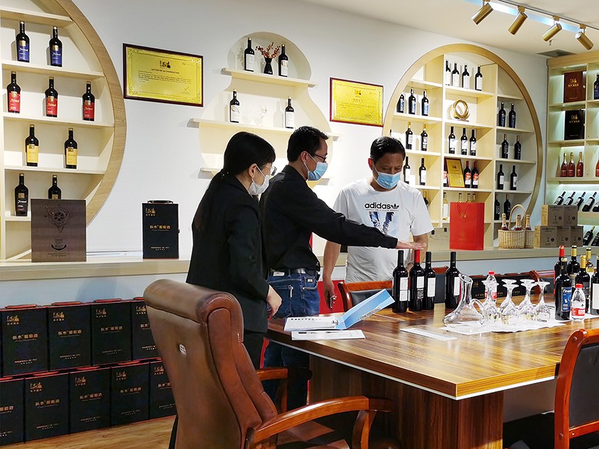 烟台葡萄酒加盟|烟台刘总前来枞木国际酒庄考察参观
